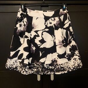 White House Black Market SZ 4 Black/Grey/White Floral Pleated Skirt